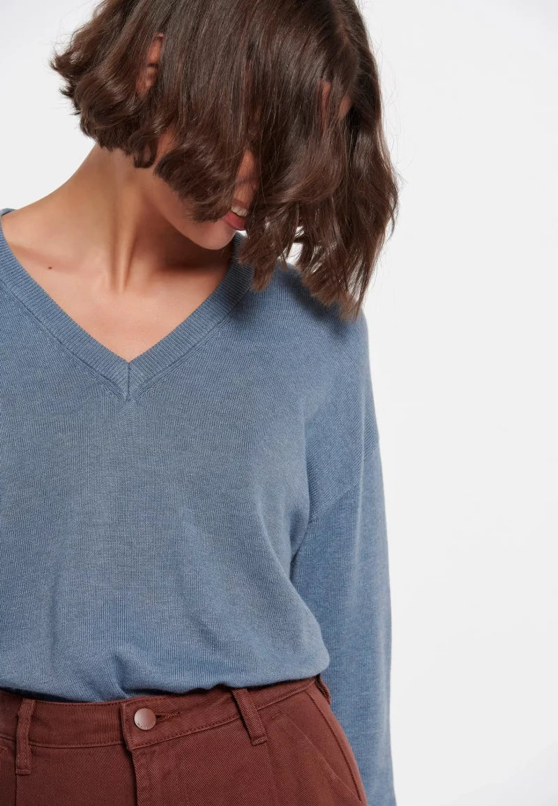 Πλεκτή μπλούζα με V λαιμόκοψη STORM BLUE details